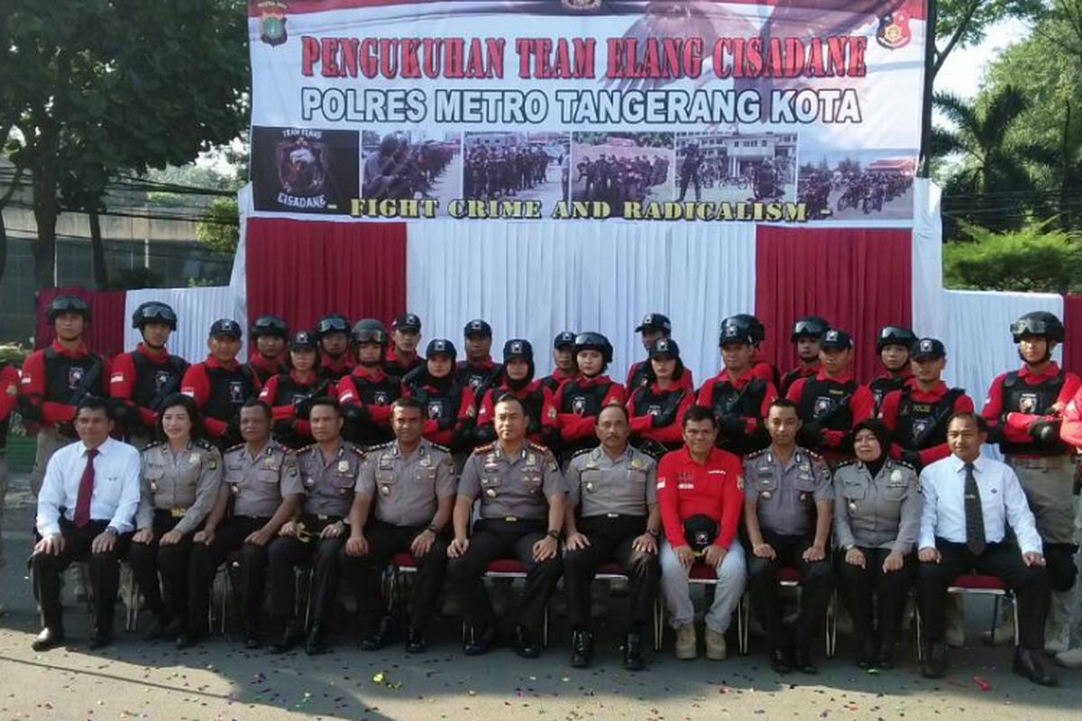 Anggota tim Elang Cisadane diabadikan usai dikukuhkan di Polres Metro Tangerang, Jumat (9/6/2017) siang. Tim ini merupakan tim khusus yang menangani kejahatan jalanan di Kota Tangerang, termasuk penanganan kasus persekusi.