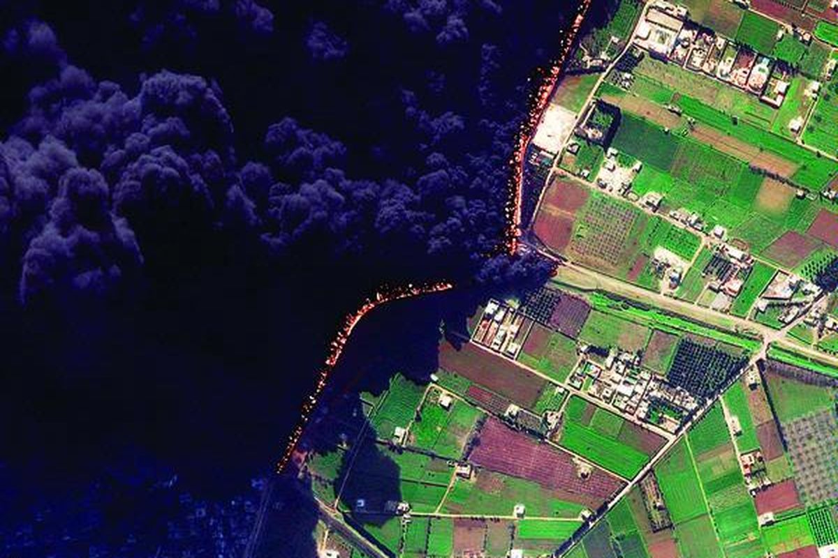 Gambar satelit tertanggal 15 Februari ini memperlihatkan kebakaran hebat yang terjadi jalur pipa gas di Homs, Suriah. Kelompok oposisi Suriah mengatakan, pipa gas - yang melewati distrik Baba Amr di Homs yang dikuasai oposisi itu - dihujani peluru selama 12 hari berturut-turut oleh pasukan pemerintah. Sebaliknya, pemerintah, lewat kantor berita SANA, menyalahkan 