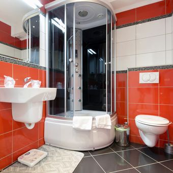 Ilustrasi kamar mandi dengan nuansa warna merah.