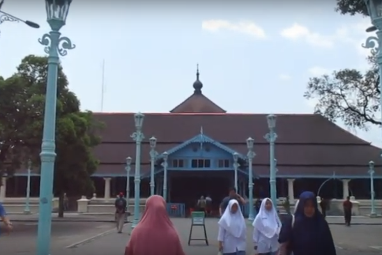 Cegah Corona Shalat Jumat Di Masjid Agung Solo Dipersingkat Karpet Digulung Halaman All Kompas Com