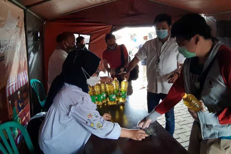 Petugas dari Disperindag Jabar saat menggelar operasi pasar murah minyak goreng di Kota Bandung, Senin (10/1/2021).