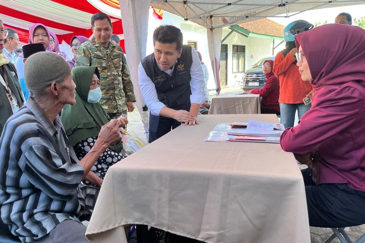 BINCANG—Wali Gubernur Jatim, Emil Elistianto Dardak berbincang dengan salah satu keluarga penerima bantuan sosial program keluarga harapan di di UPT Rehabilitasi Sosial Bina Karya (RSBK) yang berada di Kota Madiun, Jawa Timur, Senin (25/8/2025).