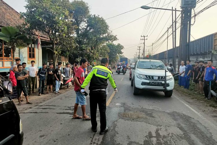 Petugas Satlantas Polres Muara Enim melakukan olah TKP kecelakaan maut di Jalur Lintas Sumatera (Jalinsum) yang berada di Desa Tanjung Raja, Kecamatan, Muara Enim, Sumatera Selatan.