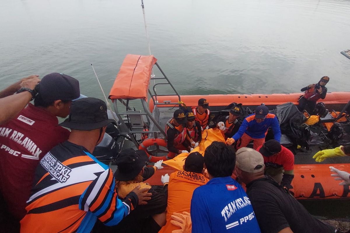 Evakuasi ABK yang tewas di  Perikanan Samudra Cilacap (PPSC), Jawa Tengah, Selasa (7/2/2023) sore.