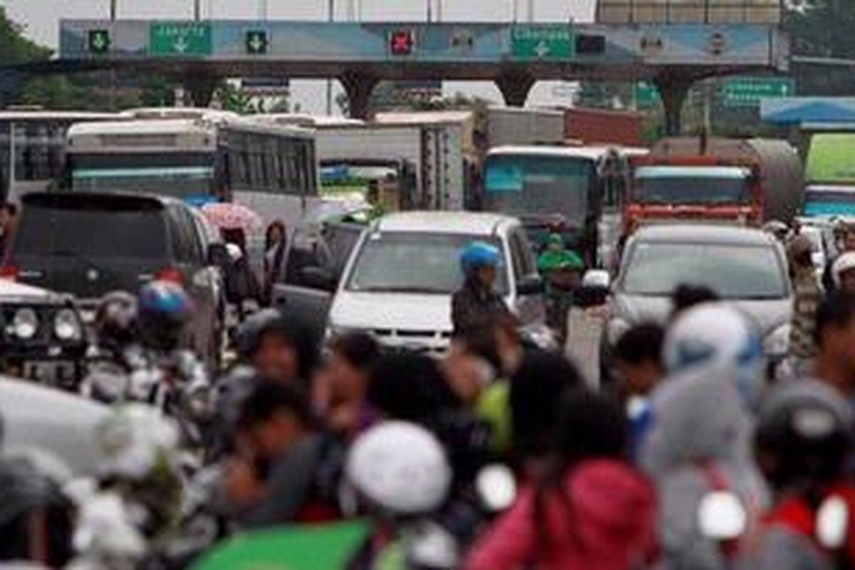 Ilustrasi: Pintu masuk dan keluar tol Cibitung lumpuh akibat aksi unjuk rasa buruh dan pekerja yang menutup kawasan industri MM2100 di Cikarang Barat, Bekasi, Rabu (11/1/2012). Kalangan buruh menuntut Apindo Bekasi mencabut gugatan mereka atas Upah Minimum Kota/Kabupaten (UMK) 2012 dan mendesak pihak pengusaha melaksanakan SK Gubernur Jawa Barat yang menetapkan UMK Bekasi 2012 sebesar Rp. 1,49 juta.