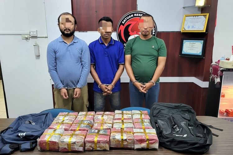 Tiga kurir narkoba yang ditangkap polisi saat diamankan di Polres Bengkalis, Riau, Jumat (18/8/2023).