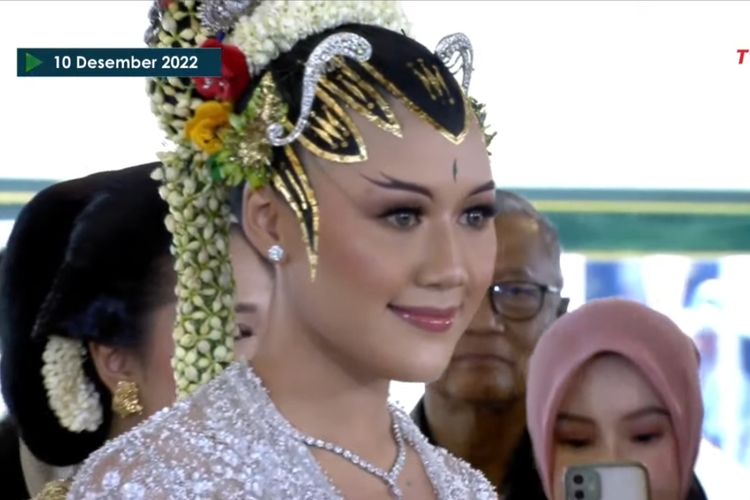 Erina Gudono mengenakan Paes Ageng dalam momen pernikahannya dengan Kaesang Pangarep.