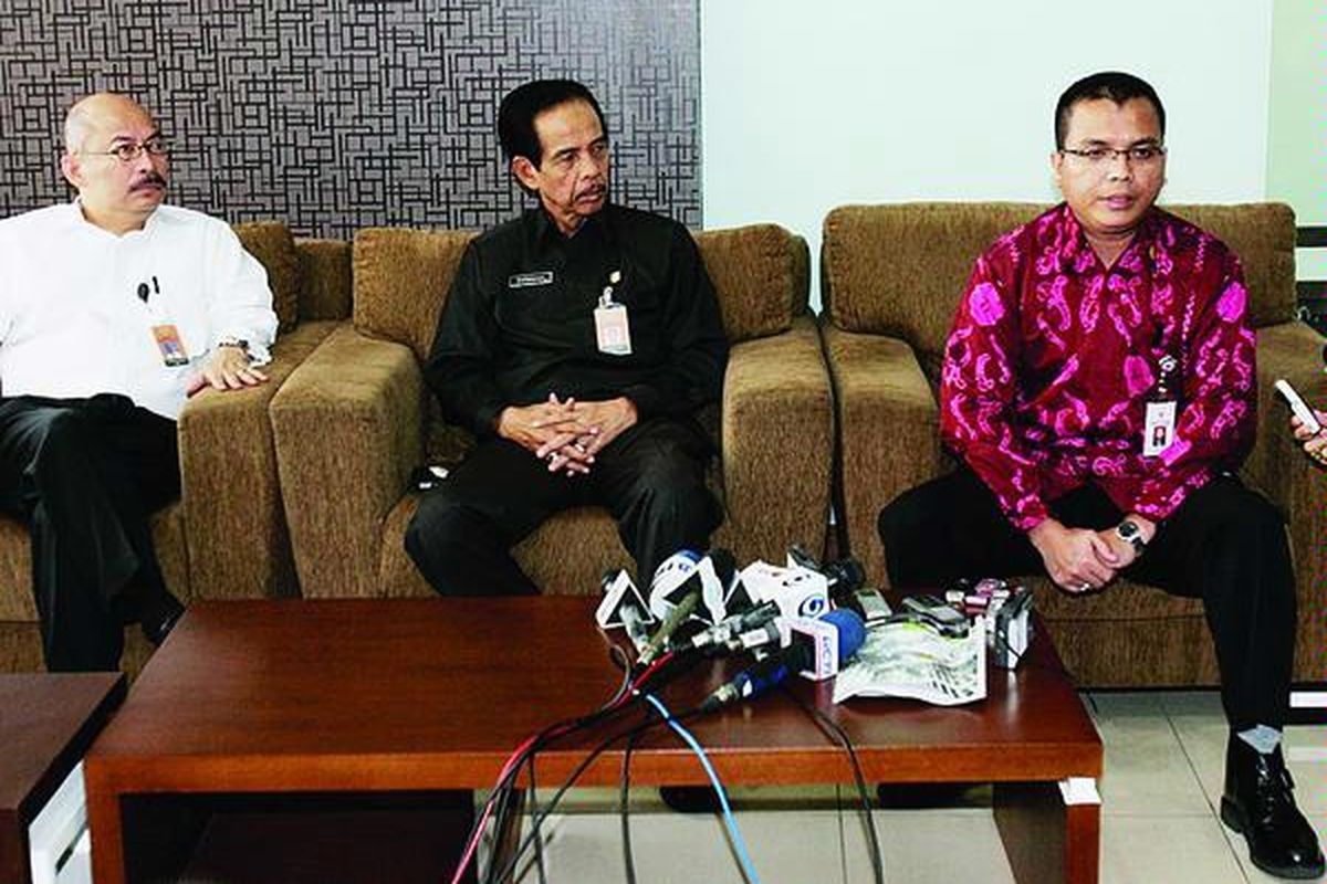 Anggota Satgas Pemberantasan Mafia Hukum (dari kiri) Mas Achmad Santosa, Darmono, dan Denny Indrayana