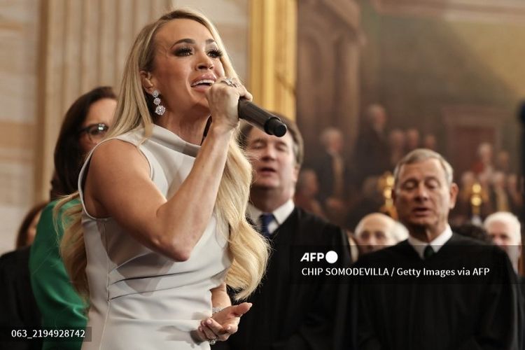 WASHINGTON, DC - JANUARY 20: Country music artist Carrie Underwood performs during inauguration ceremonies in the Rotunda of the U.S. Capitol on January 20, 2025 in Washington, DC. Donald Trump takes office for his second term as the 47th president of the United States.   Chip Somodevilla/Getty Images/AFP (Photo by CHIP SOMODEVILLA / GETTY IMAGES NORTH AMERICA / Getty Images via AFP)