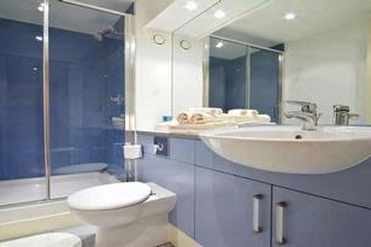 Bila ukuran kamar mandi agak besar, kita bisa memilih model kamar mandi setengah kering. Cirinya, antara area mandi dan area lainnya ada cukup jarak sehingga air tidak membasahi area-area lainnya. 