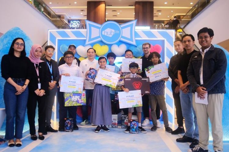 Para pemenang mendapatkan hadiah berupa laptop gaming, laptop edukasi, beasiswa Koding Next, dan perjalanan edukasi ke negara Jepang.