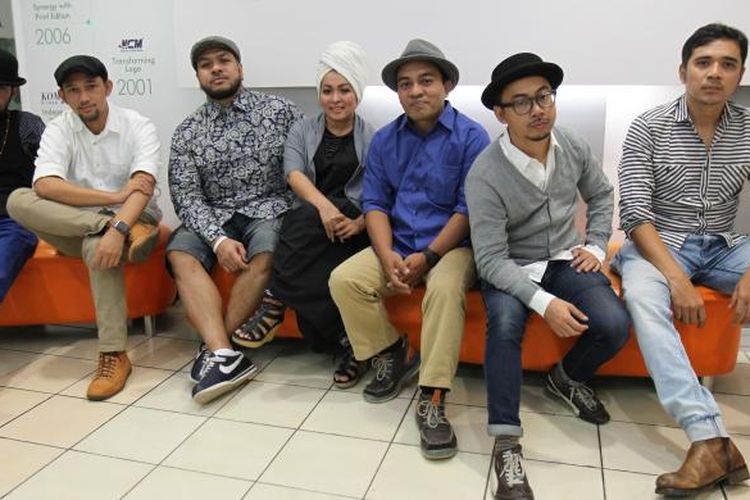 Grup Band The Groove berposes usai menjalani sesi wawancara di Kantor Redaksi Kompas.com, Jakarta, Rabu (20/7/2106). Setelah lama vakum The Groove kembali menelurkan album baru bertajuk Forever Ull Be Mine.