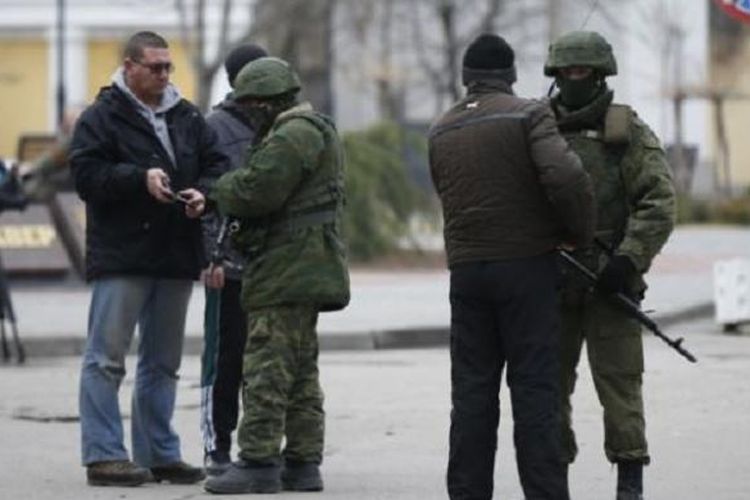 Tentara Rusia memeriksa wartawan di kota Simferopol, semenanjung Crimea.  
