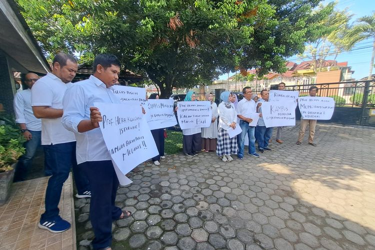 Para dosen yang melakukan demo ke Kampus Universitas Batanghari, karena 3 bulan tidak menerima gaji dan kehilangan hak sebagai dosen