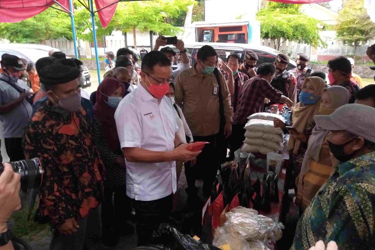 Menteri Sosial Juliari Batubara melihat barang produksi asal Kabupaten Semarang.