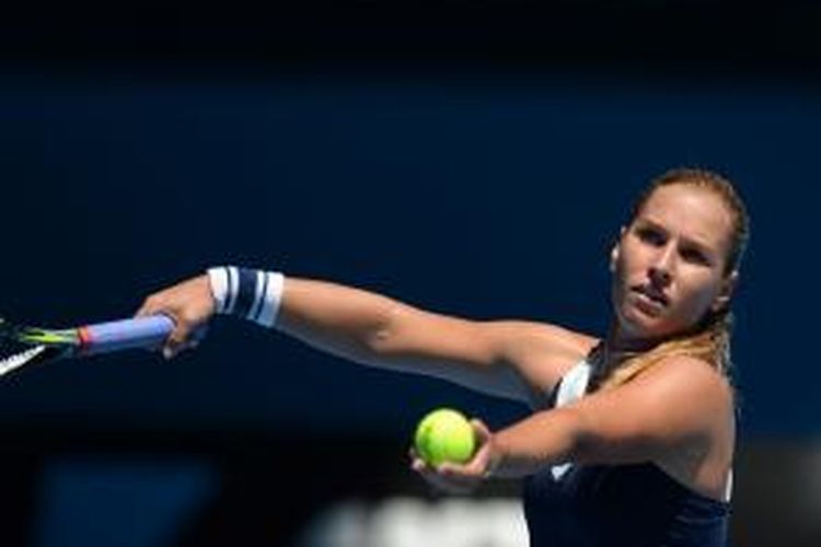 Petenis Slovakia, Dominika Cibulkova melakukan servis ke arah petenis Rumania, Simona Halep pada perempat final Australian Open di Rod Laver Arena, Melbourne Park, Rabu (22/01/2014).