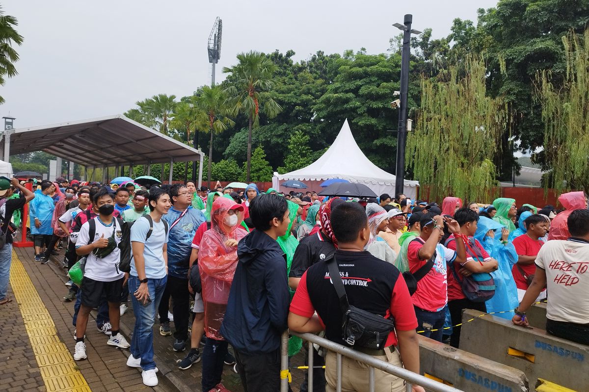 Antrean penonton Laga Indonesia-Argentina berlangsung tertib menunggu open gate di Pintu A, Plaza Barat GBK, Senayan, Jakarta Pusat, Senin (19/6/2023). (KOMPAS.com/XENA OLIVIA)