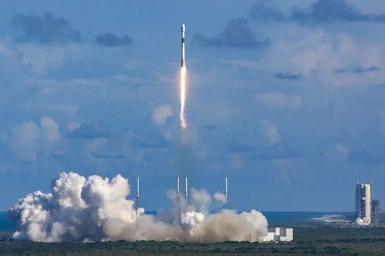 Foto tertanggal 20 Juli 2020 dari Administrasi Program Akuisisi Pertahanan Seoul menunjukkan, roket Falcon 9 membawa satelit militer ANASIS-II yang lepas landas dari Stasiun Angkatan Udara Cape Canaveral di Florida, Amerika Serikat. Ini merupakan satelit militer pertama Korsel.