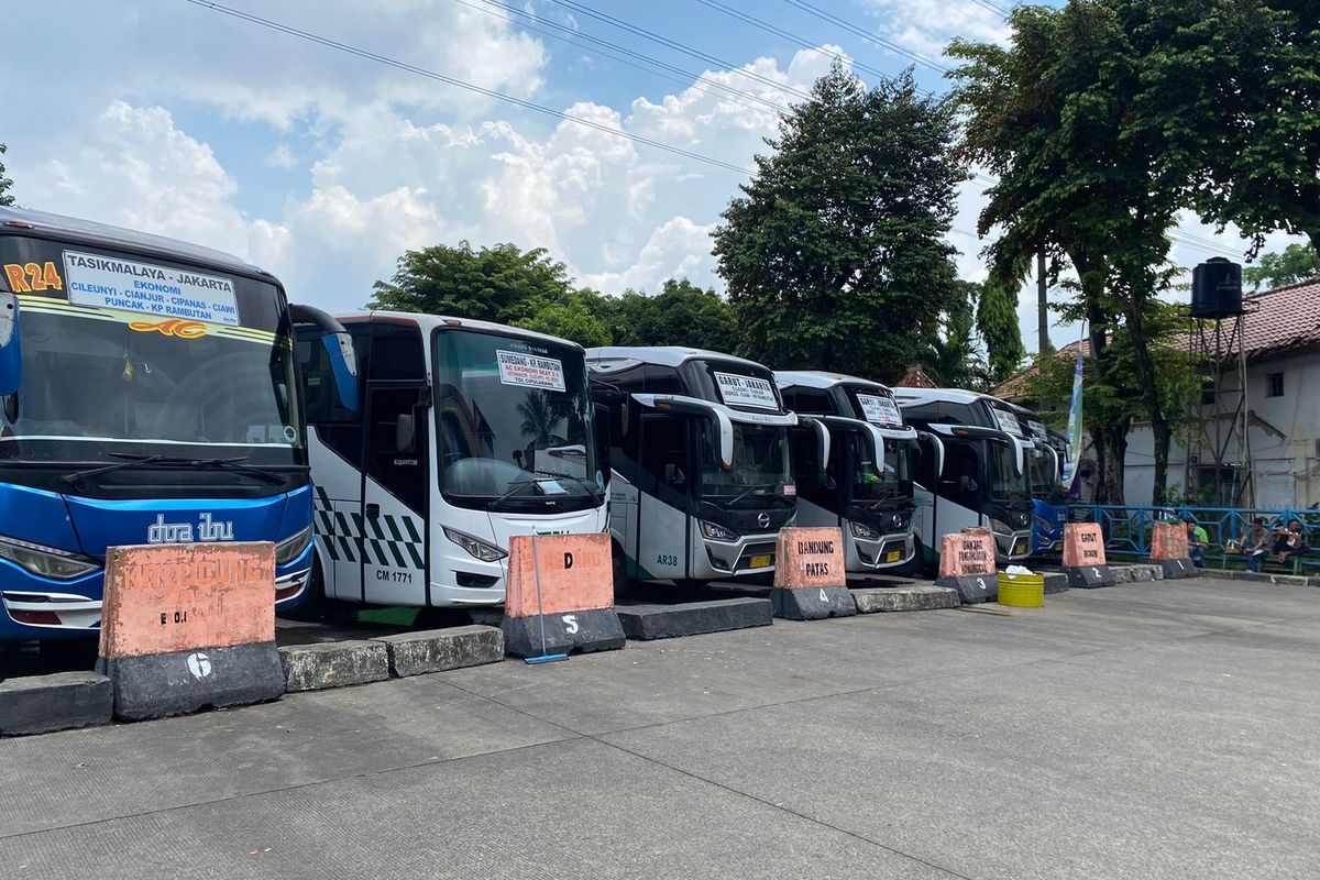 Jejeran bus Antar Kota Antar Provinsi (AKAP) di Terminal Kampung Rambutan, Ciracas, Jakarta Timur, Jumat (12/4/2024).