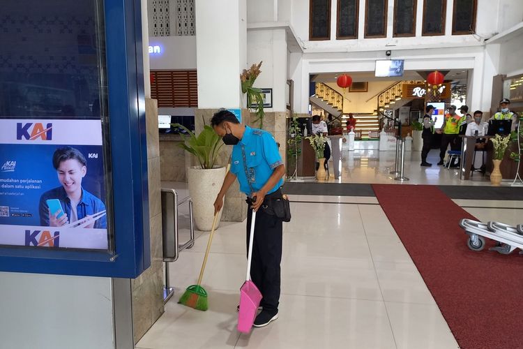 Sudaryanto saat beraktivitas sebagai petugas kebersihan di Stasiun Tugu Yogyakarta, Minggu (22/1/2023)