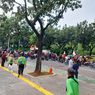Massa Buruh di Balai Kota DKI Bubar, Petugas Bersihkan Sisa Sampah