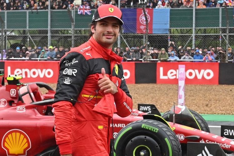Pebalap Ferrari, Carlos Sainz, mengungguli Max Verstappen dalam sesi kualifikasi basah di GP Inggris pada Sabtu (2/6/2022) malam WIB.