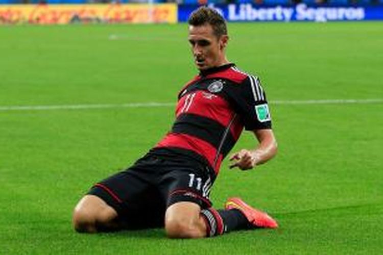 Penyerang Jerman, Miroslav Klose, merayakan golnya ke gawang Brasil, pada semifinal Piala Dunia, di Estadio Mineirao, Belo Horizonte, Selasa (8/7/2014).
