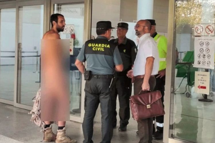Seorang pria Spanyol, Alejandro Colomar (29) mencoba telanjang di Forum Pengadilan di kota Valencia, Spanyol pada Selasa (27/9/2022). Media Spanyol melaporkan bahwa dia dihukum karena eksibisionisme.