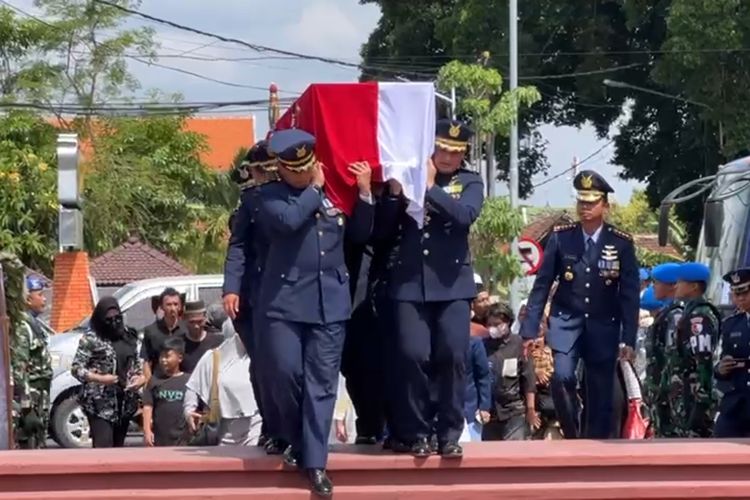  Jenazah Letkol Penerbang (Anumerta) Yuda Seta (38) Pilot Super Tucano yang gugur dalam kecelakaan pesawat latih tempur milik TNI AU di Pasuruan  dimakamkan di Taman Makam Pahlawan (TMP) Kota Madiun, Jawa Timur, Jumat (17/11/2023).