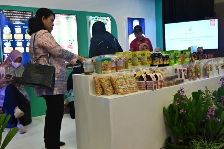 Pengunjung melihat produk UMKM yang ditampilkan di Pekan Raya Sulawesi Selatan di Makassar, Selasa,(1/11/2022)