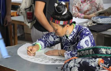 Pembuatan batik di Guizhou, China.