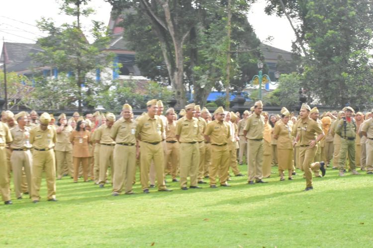 Ajudan Wali Kota Salatiga Andriyanto dihukum lari saat apel pagi.