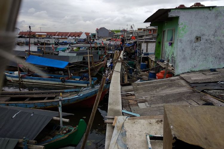 Kondisi kampung Luar Batang, Selasa (7/11/2017). Air masih menggenangi beberapa wilayah kampung tersebut akibat bocornya tanggul penahan air laut di belakang wilayah mereka