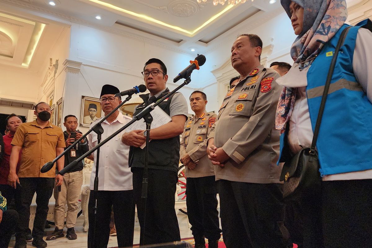 Gubernur Jawa Barat bersama Kapolda Jabar Irjen Pol Suntana saat melakukan konferensi pers terkait gempa Cianjur di Pendopo Kabupaten Cianjur, Jawa Barat  Senin (21/11/2022) malam.