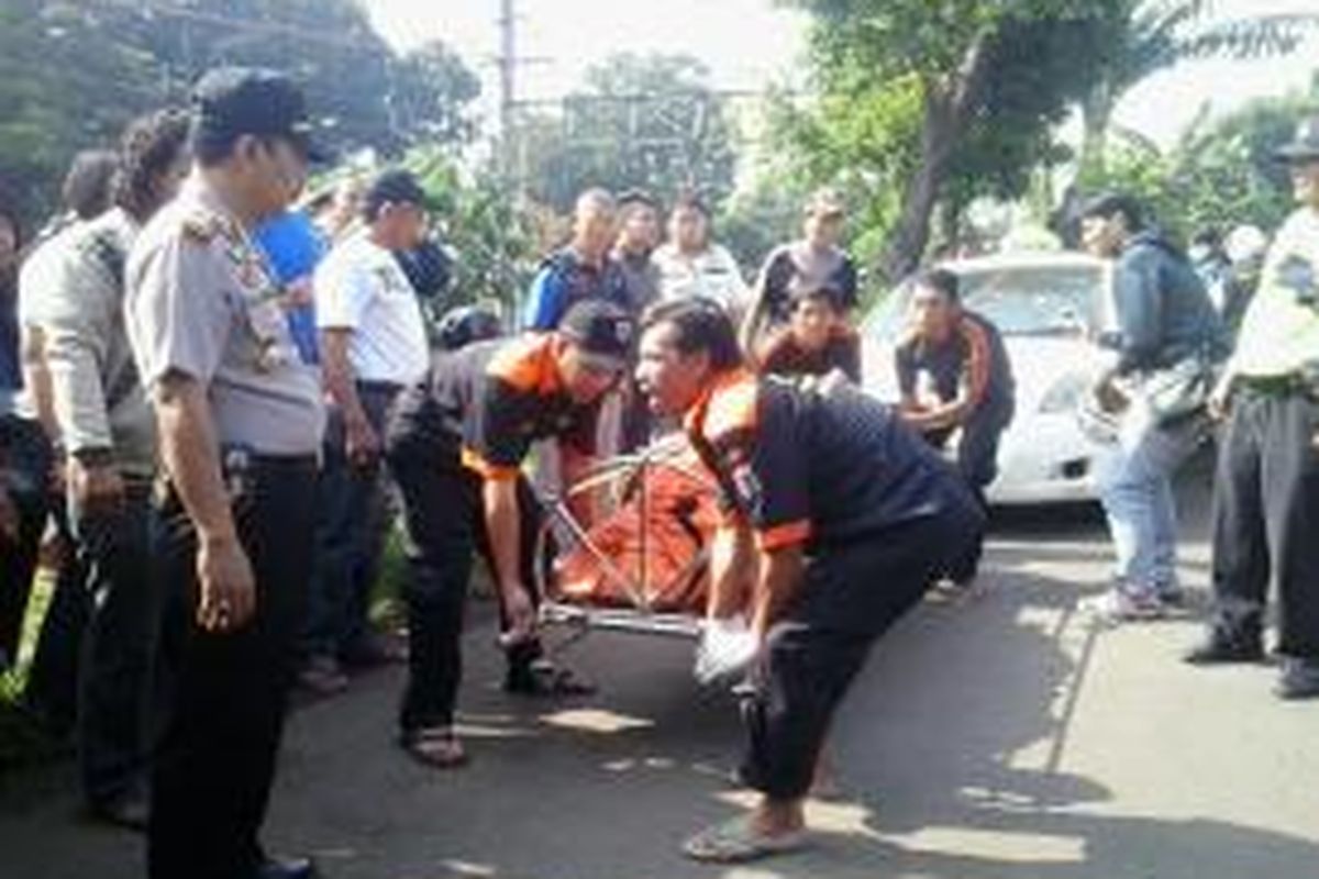 Sopir taksi Express terbunuh di Jalan Raya Rawa Bambu, Pasar Minggu, Rabu (18/2/2015).