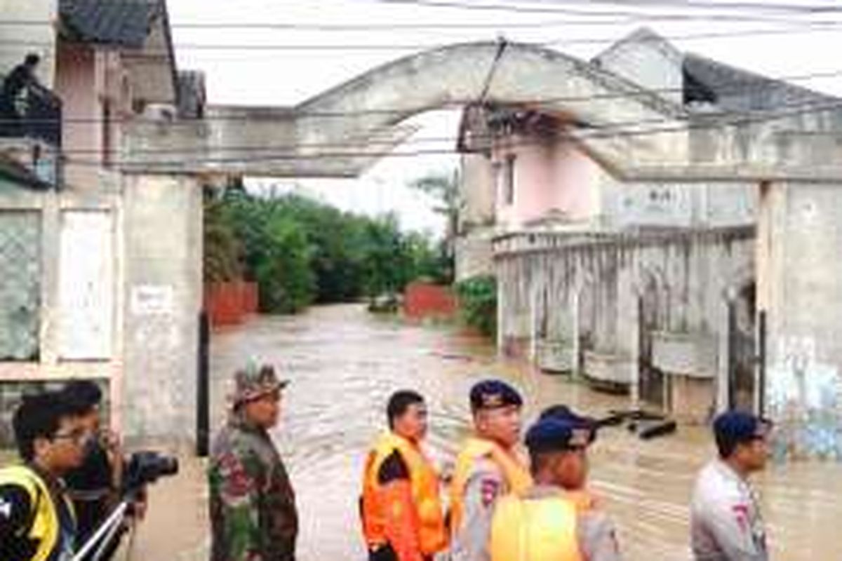 Banjir menggenangi gapura kompleks Perumahan Pondok Gede Permai (PGP), Jatiasih, Bekasi, Jawa Barat, Kamis (21/4/2016), akibat tanggul Jati Asih jebol.