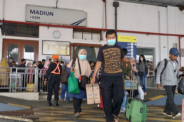 BALIK—Penumpang mulai memadati stasiun-stasiun di wilayah Daop 7 Madiun untuk balik ke kota asal setelah mudi lebaran 2023, Rabu (26/4/2023).