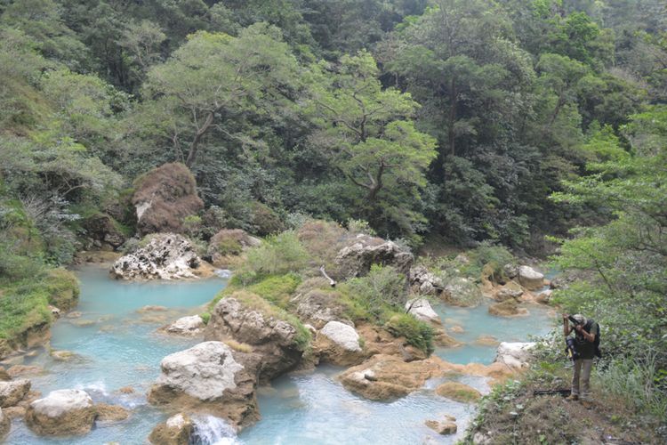 Daerah aliran Sungai Matayangu yang unik karena dipenuhi batu-batu besar di TN MataLawa Sumba, NTT, Senin (6/8/2018). 