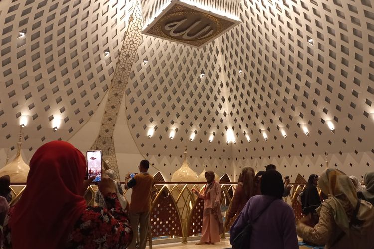 Pengunjung memadati Masjid Al Jabbar Bandung yang baru diresmikan 30 Desember 2022.