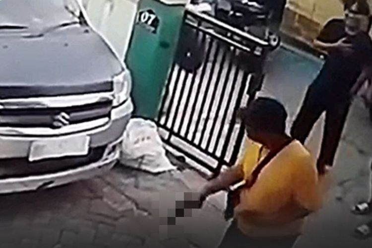 Video seorang pria membawa pistol dan menembak kucing di Jalan Pringgodani, Krobokan, Semarang Barat, Kota Semarang, Jawa Tengah (Jateng) viral di medis sosial (medsos).&nbsp;