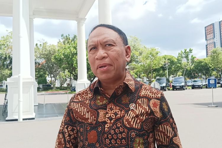 Wakil Ketua Umum PSSI terpilih Zainudin Amali saat akan bertemu Presiden Joko Widodo di Istana Merdeka, Senin (20/3/2023).