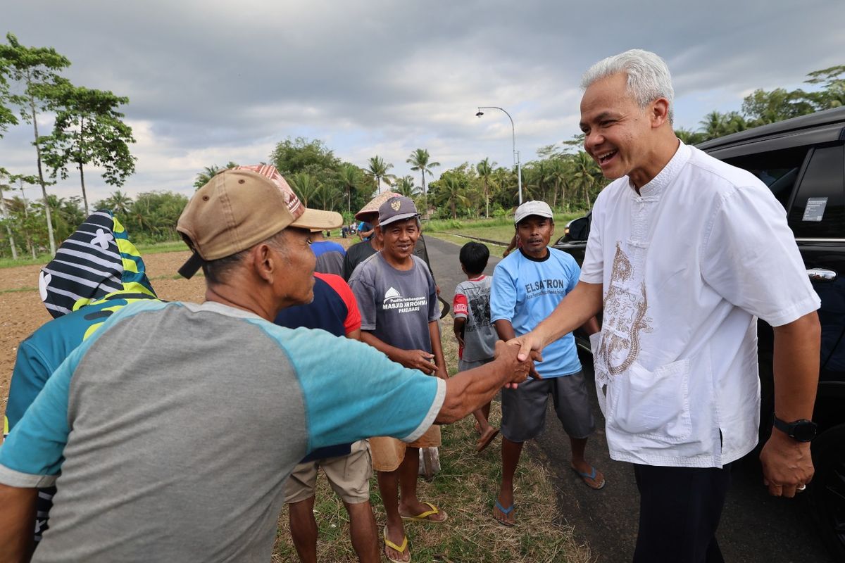 Para petani di Magelang, Jawa Tengah, mengadang mobil yang membawa Ganjar Pranowo untuk mengadu soal sulitnya mendapatkan air irigasi, Minggu (17/12/2023). 