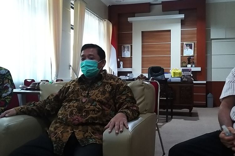 Pelaksana Tugas Bupati Wonogiri, Edi Santoso memberikan penjelasan ditutupnya Pasar Sidoharjo menyusul 7 pedagang positif covid-19.