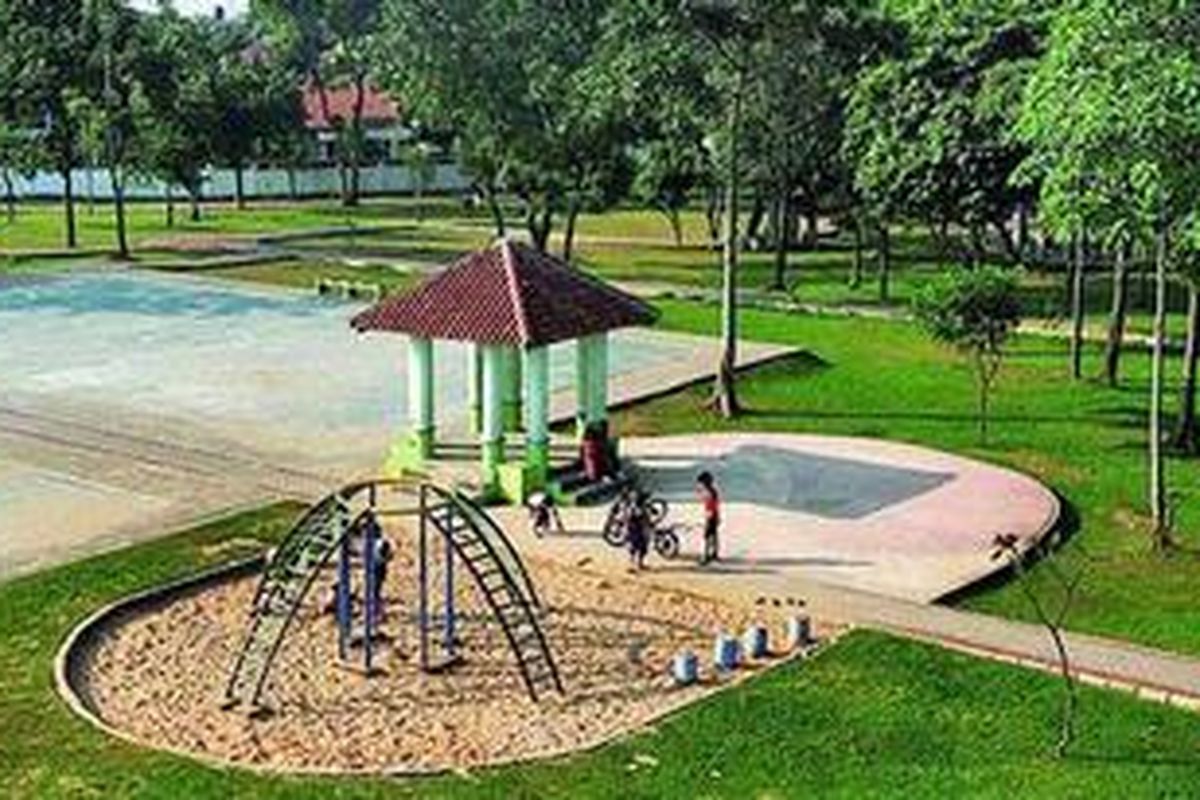 Ilustrasi : Anak-anak bermain di area Taman Tanjung di Jakarta Selatan, Minggu (1/7/2012). Taman kota merupakan ruang terbuka hijau yang berfungsi untuk resapan air sekaligus sarana bermain publik. Luas ruang terbuka hijau di Jakarta saat ini sekitar 9,7 persen, masih jauh dari harapan luas ideal sebesar 30 persen luas wilayahnya.