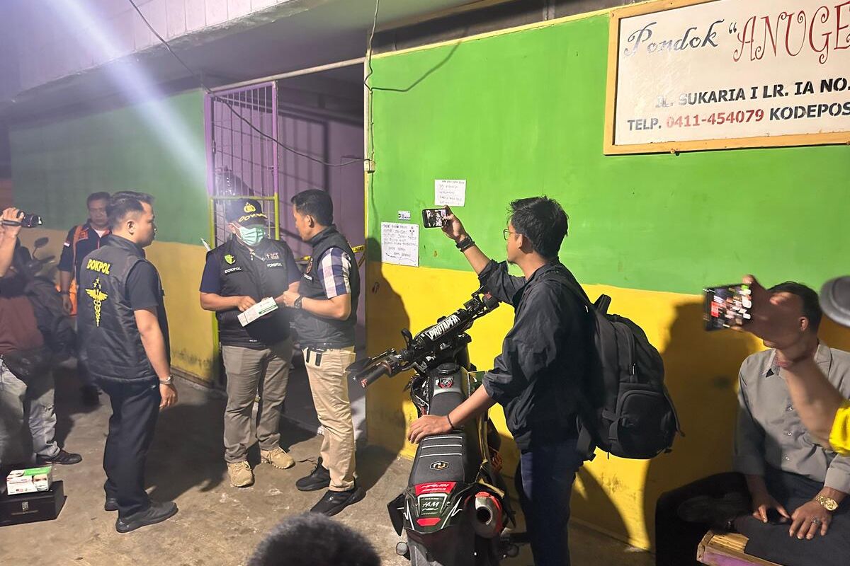 Polisi yang melakukan olah TKP di lokasi aborsi di Jalan Sukaria, Kecamatan Panakkukang, Kota Makassar, Sulsel, Selasa (5/3/2024).