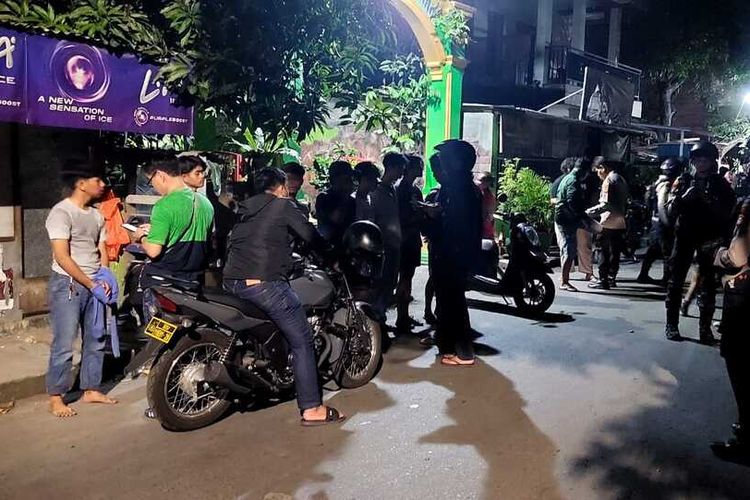 Polisi yang melakukan pengamanan sekaligus mengamankan puluhan pelaku tawuran di lokasi Kecamatan Panakkukang, Kota Makassar, Sulawesi Selatan, Selasa (2/5/2023)