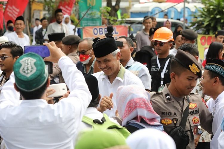 Gubernur Jawa Tengah (Jateng) Ganjar Pranowo menghadiri resepsi puncak Satu Abad Nahdlatul Ulama (NU) di GOR Delta Sidoarjo, Jawa Timur (Jatim), Selasa (7/2/2023). 