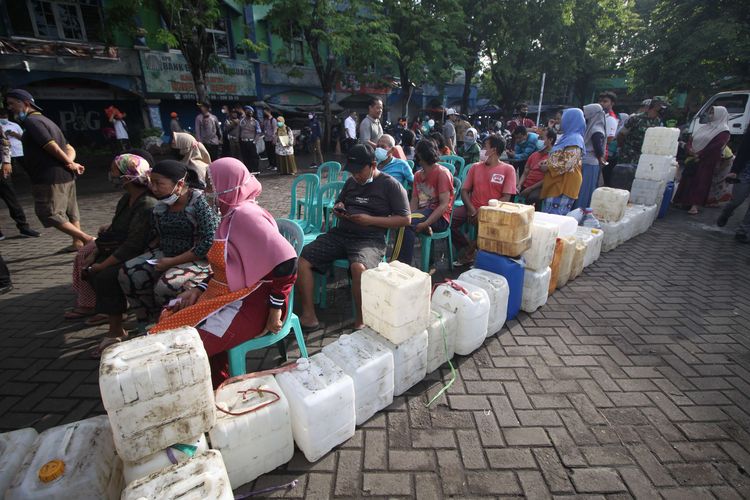 Warga antre minyak goreng curah murah di Pasar Larangan, Sidoarjo, Jawa Timur, Selasa (22/2/2022). Kementerian Perdagangan menggelar operasi pasar minyak goreng curah seharga Rp12.800 per liter bagi konsumen dan Rp11.700 per liter bagi pedagang untuk stabilisasi harga di pasaran.