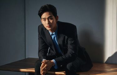 Aktor Kim Soo Hyun dalam pemotretan untuk drama Its Okay to Not Be Okay