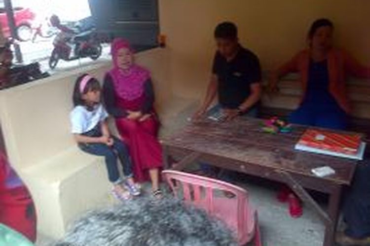 Seorang polisi di Kabupaten Bone, Sulawesi Selatan tengah menengahi pertengkaran dua ibu rumah tangga (IRT) yang memperebutkan seorang suami di Markas Kepolisian Sektor (Mapolsek) setempat. Jumat, (15/11/2013).